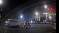 Водитель «Тойоты» за минуту трижды нарушил ПДД. Видео