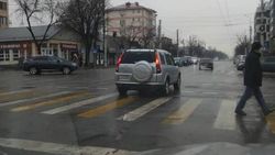 На Ахунбаева «Хонда» заехала за стоп-линию. Фото