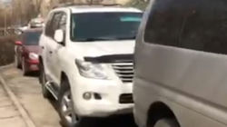 Lexus LX 570 припаркован на остановке. Видео