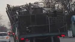 Горожанин жалуется на опасную перевозку металла. Видео