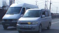 «Стэпвагон» с подложными номерами выехал на встречку на Ахунбаева. Видео