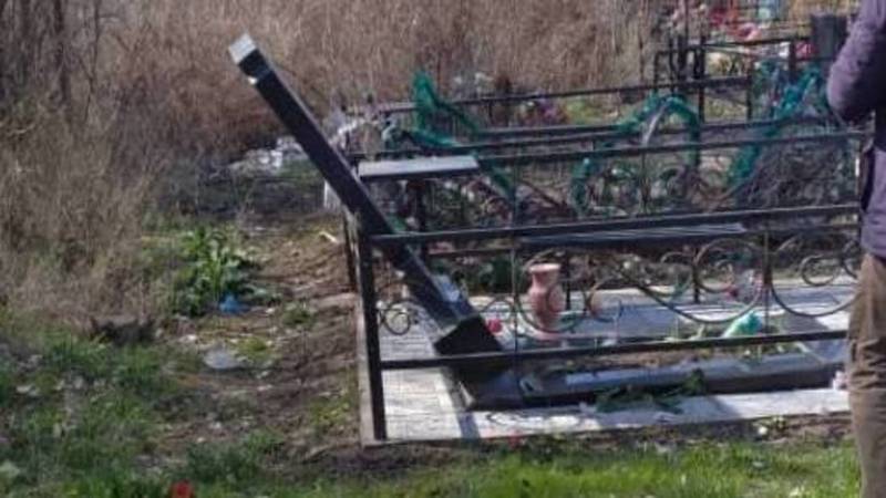 «Вандализм». В Московском районе разрушили памятники на христианском кладбище. Видео
