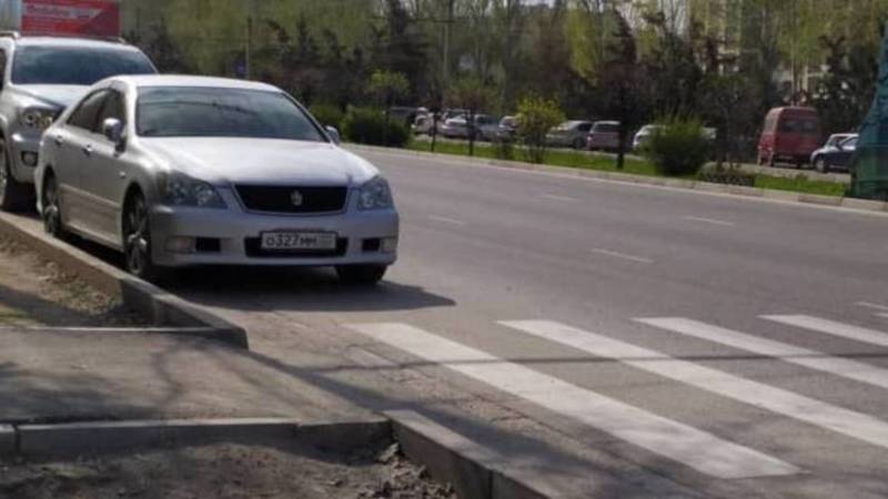 Автомобиль с абхазским госномером припаркован перед зеброй. Фото горожанина