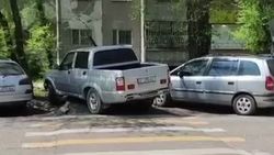 Водитель припарковался на зебре. Видео и фото