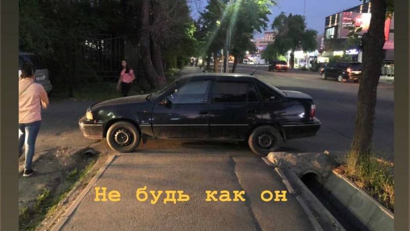 В Бишкеке водитель авто припарковался, перекрыв тротуар полностью