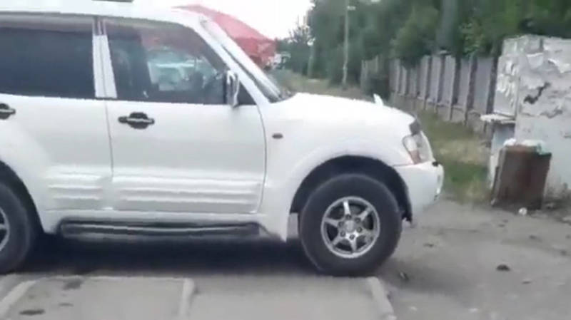 «Паджеро» припарковался поперек тротуара. Видео