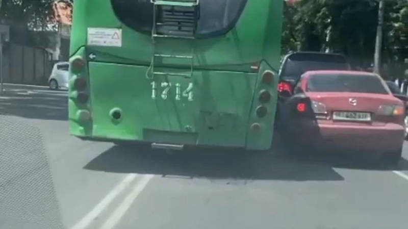 Троллейбус выехал на встречку. Видео