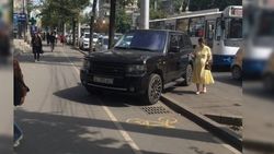 Водитель Range Rover нагло припарковался на велодорожке, – горожанин. Фото