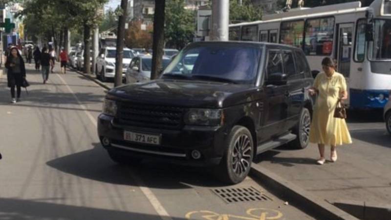 Водитель Range Rover нагло припарковался на велодорожке, – горожанин. Фото