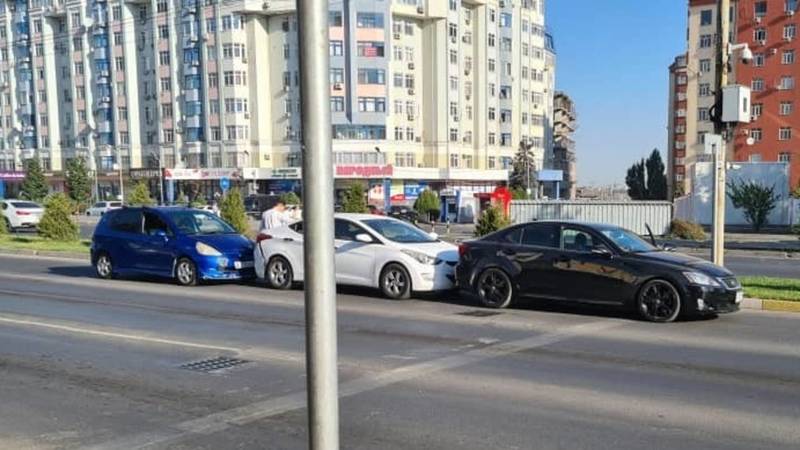 На Южной магистрали паровозиком столкнулись 3 машины. Фото