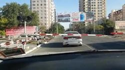 Водитель припарковался на дороге за шлагбаумом. Видео