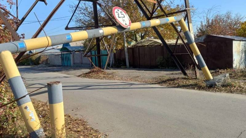 В Лебединовке сломался ограничитель высоты проезда. Фото