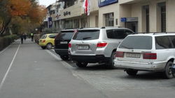 Водители продолжают проезжать по тротуару и парковаться в неположенном месте возле KICB. Фото Водители продолжают проезжать по тротуару и парковаться в неположенном месте возле KICB. Фото