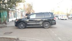 Lexus LX 570, у которого 28,5 тыс. сомов штрафов, припаркован поперек тротуара. Фото Lexus LX 570, у которого 28,5 тыс. сомов штрафов, припаркован поперек тротуара. Фото