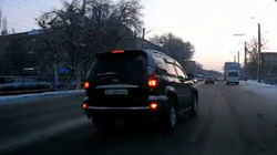 Водитель на «Прадо» создал аварийную ситуацию, подрезав другую машину. Видео Водитель на «Прадо» создал аварийную ситуацию, подрезав другую машину. Видео