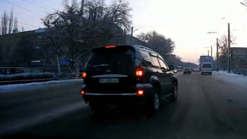 Водитель на «Прадо» создал аварийную ситуацию, подрезав другую машину. Видео
