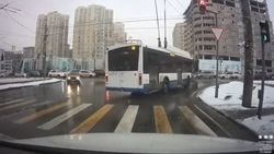 Троллейбус №14 проехал на красный. Видео Троллейбус №14 проехал на красный. Видео