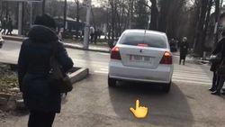 «Равон» едет по тротуару. Фото «Равон» едет по тротуару. Фото