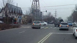 «Опель» пересек двойную сплошную, выехал на встречку и создал аварийную ситуацию. Видео «Опель» пересек двойную сплошную, выехал на встречку и создал аварийную ситуацию. Видео