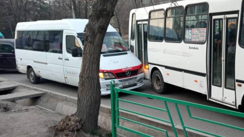 В Улан-2 столкнулись автобус №46 и маршрутка №101. Видео с места аварии
