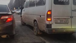 На Советской маршрутка со штрафами в 61 тыс. сомов повернула со второго ряда. Фото