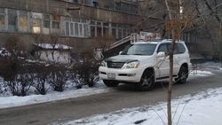 Lexus GX 470 припаркован на тротуаре возле ГУВД. Фото