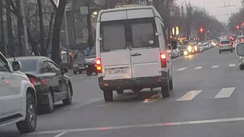 Маршрутка со штрафами в 83 тыс. сомов повернула со второго ряда. Фото