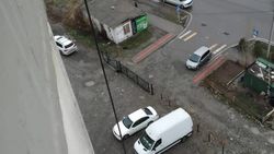 Законно ли в 12 мкр установили железные ворота на въезде во двор? - горожанка