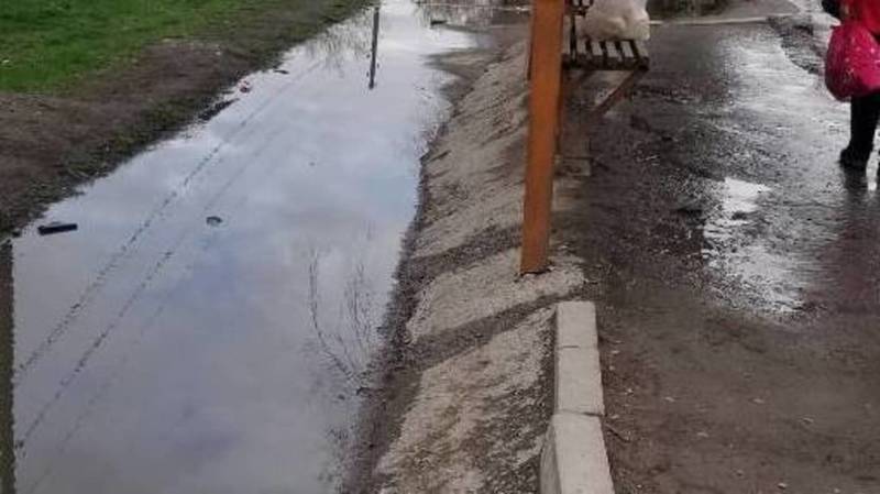 На тротуаре на Льва Толстого после дождя образуется огромная лужа. Фото Руслана