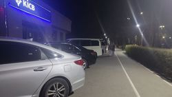 Возле банка KICB организовали стихийную парковку. Фото
