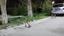 Житель 6 мкр просит убрать ограничители парковки. Фото