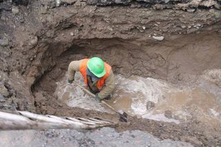 Утечка воды на Фрунзе-Молодой Гвардии устранена (фото)