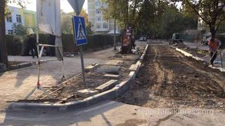 Читателю необходимо обратиться в мэрию Бишкека по расширению дороги на ул.Чокморова