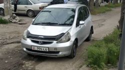 Фит припарковали на тротуаре. Фото