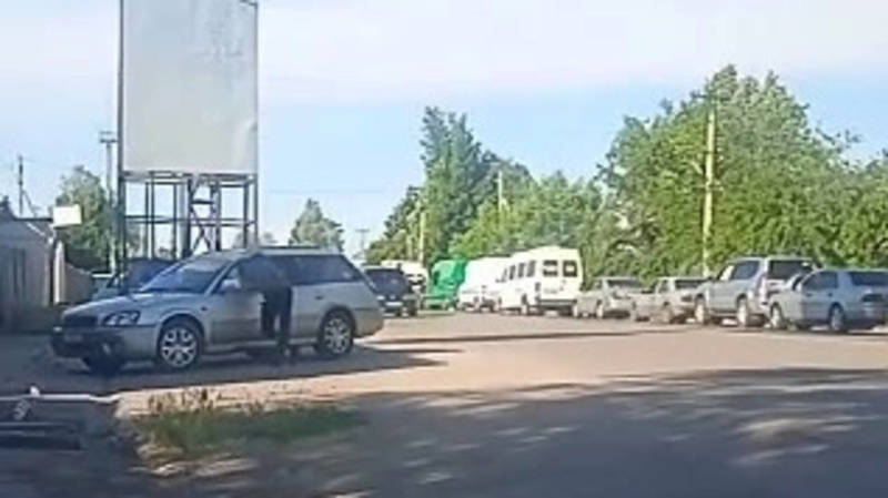 Километровая пробка на границе с Казахстаном. Видео