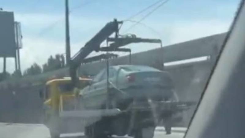 Эвакуатор повредил троллейбусные линии. Видео