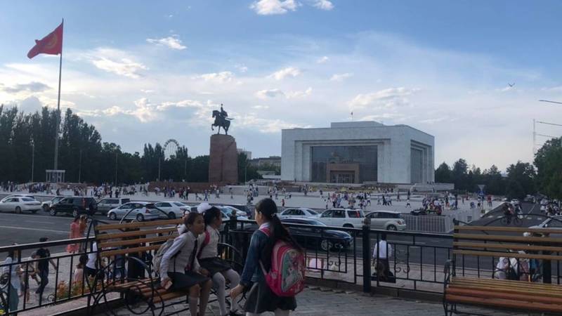 Фото — Площадь Ала-Тоо полна детей на празднике
