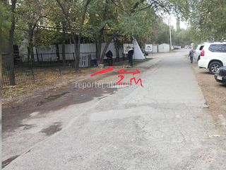 УЗС проверяет, законно ли кафе устанавило ограждение на тротуаре улицы Сыдыкова УЗС проверяет, законно ли кафе устанавило ограждение на тротуаре улицы Сыдыкова