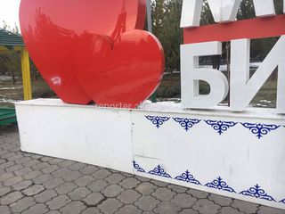 Инсталляцию «Менин Бишкегим» на Южный воротах восстановили