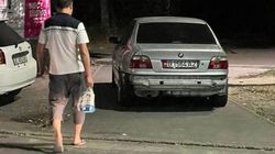 BMW припарковали на тротуаре. Фото