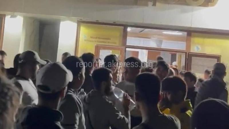 Что происходит в Бишкеке возле Дворца спорта. Видео