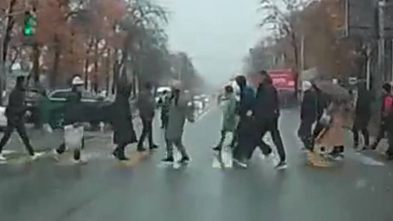 Toyota Highlander не подчинился сотруднику ГУОБДД и уехал. Видео
