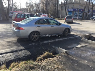 «На пересечении улиц Горького и Тыныстанова водитель такси «Удача» марки «Хонда» (госномер S 5750 AX) припарковался на пешеходном переходе», - сообщает горожанин.