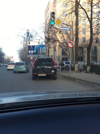 На доску позора автолюбителей направляю фото машины, которая каждое утро на повороте под светофором на Токтогула-Панфилова неправильно припарккована, - читатель