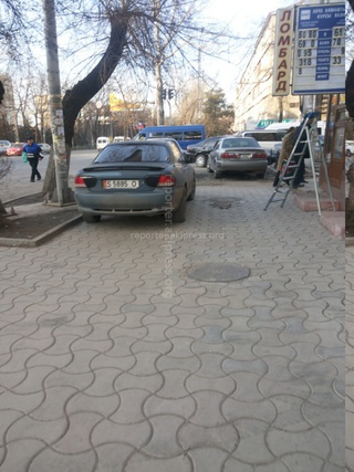 Парковка на тротуаре на Моссовете