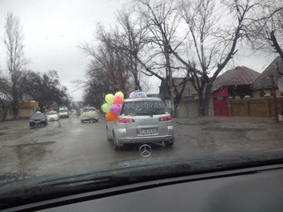 Позитивный таксист украсил свою машину и рассыпал лепестки роз в салоне, - читатель <b><i> (фото) </i></b>