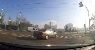 «Камри» выехала на встречку на Фрунзе и проехала на красный. Видео