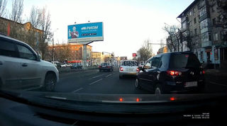 «Мазда» подрезала и создала аварийную ситуацию на Ибраимова. Видео горожанин