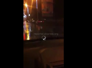 В Оше на новом мосту машины утопали после ливня, - читатель <b><i> (видео) </i></b>