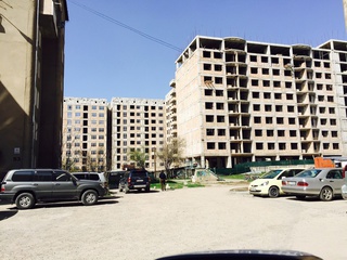 На стройке по ул. Карла Маркса рабочие выбрасывают строймусор прямо из окна недостроенного здания, соответствует ли это технике безопасности?- читатель <b><i>(фото,видео)</i></b>